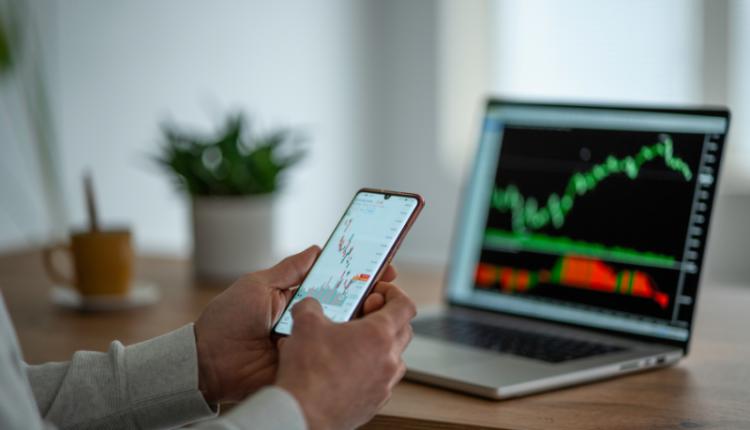 Image: Illustration depicting mobile devices with investment app logos, representing the top 10 investment apps in 2024 across the USA and India, providing a visual guide for investors.